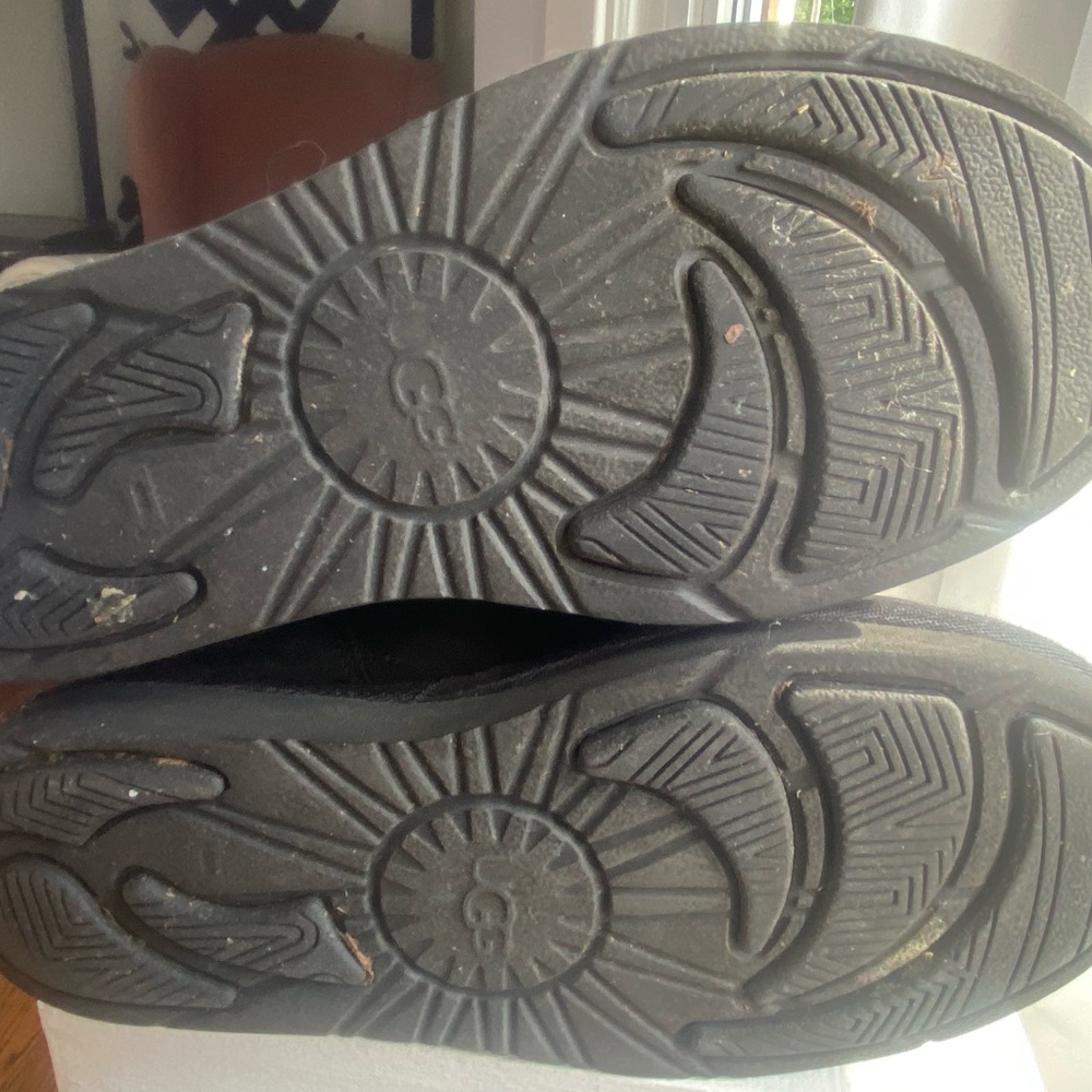 UGG Sutter kids in size 5 youth US - Picture 3 of 4